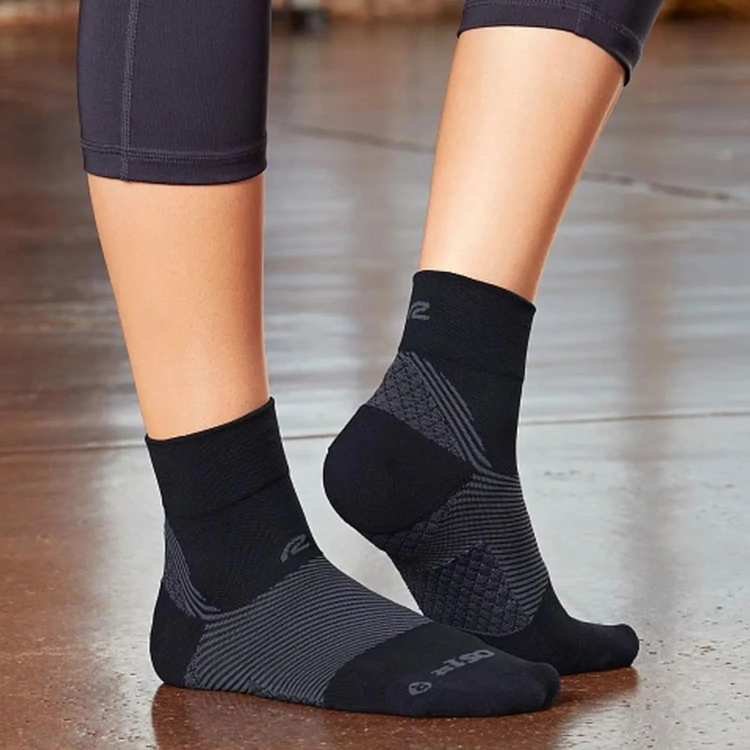 Road Runner Sports R-Gear OS1st Plantar Fasciitis Quarter Crew Socks for Men and Women (2 Pairs)